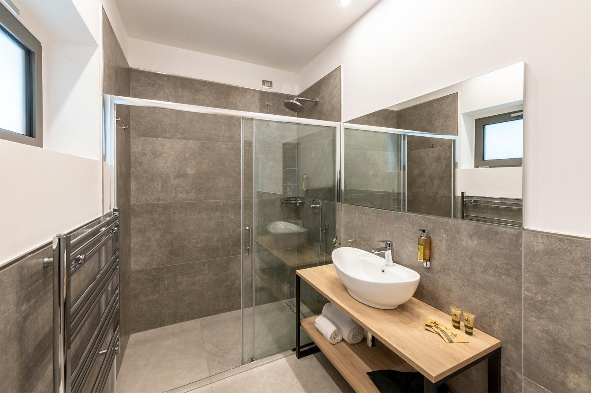 Evo Suites Apartments Limone sul Garda Bilik gambar