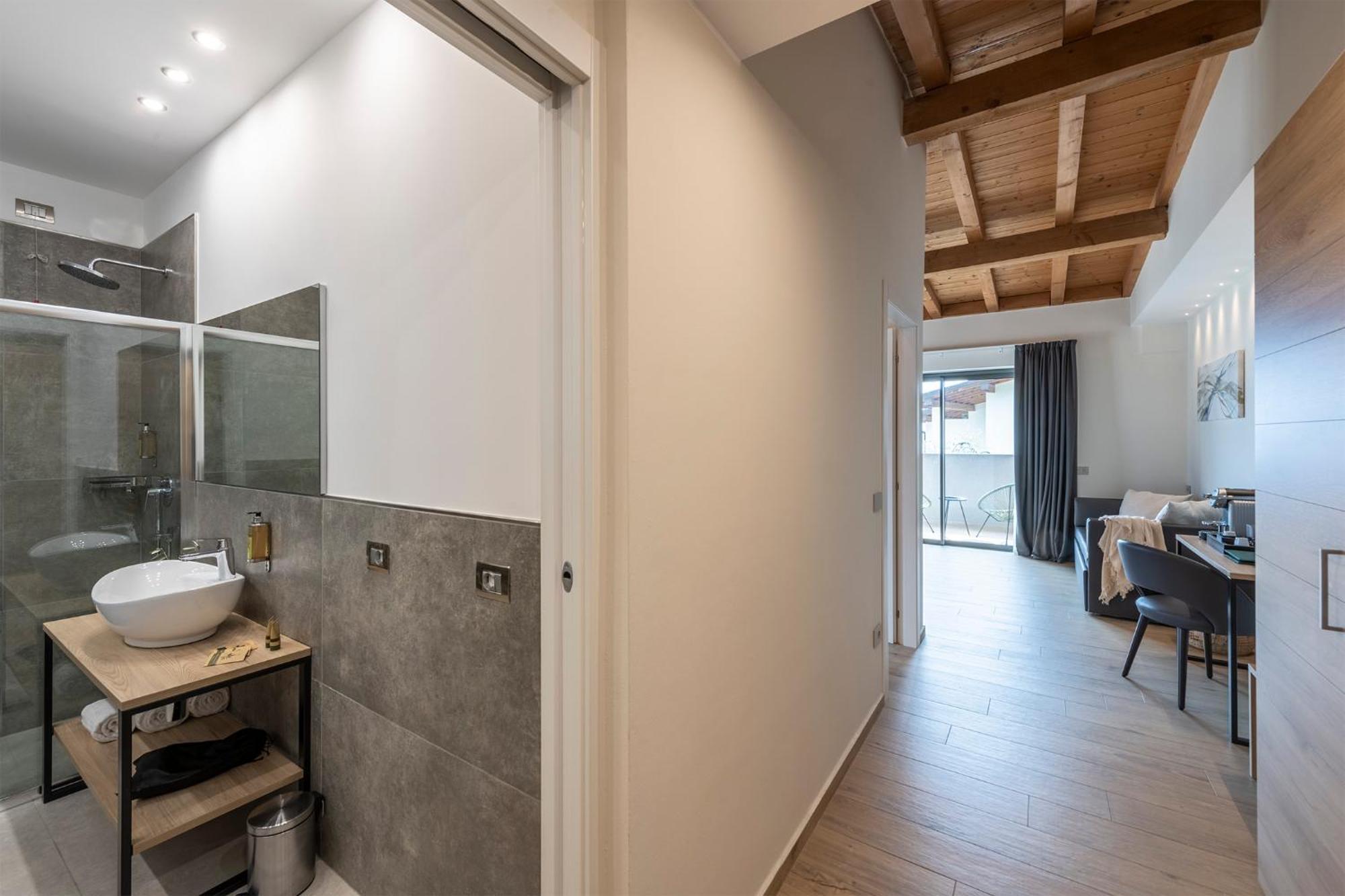 Evo Suites Apartments Limone sul Garda Bilik gambar